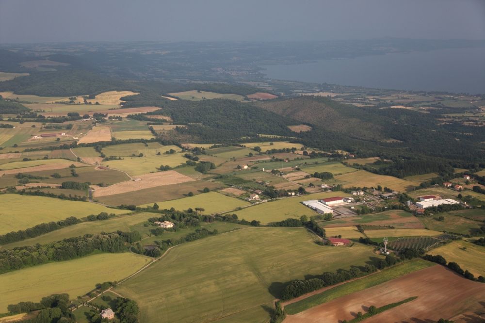Luftaufnahme San Lorenzo Nuovo - Landschaft mit Waldflächen und bestellten Feldern bei San Lorenzo Nuovo in Latium in Italien