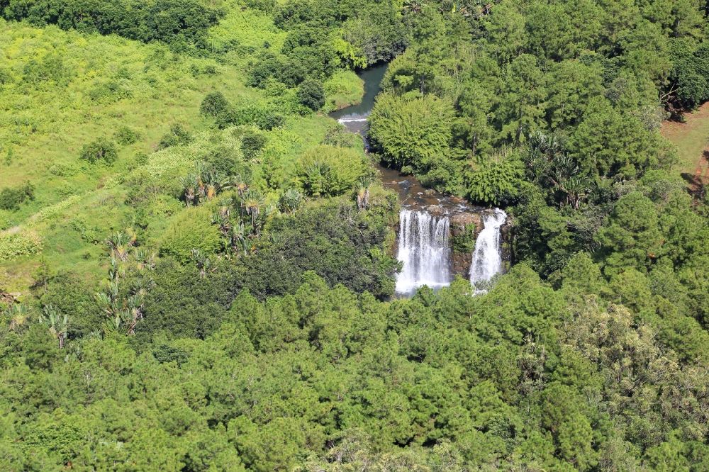 Luftbild La Flora - Landschaft und Wasserfall bei La Flora im Bezirk Savanne, Mauritius