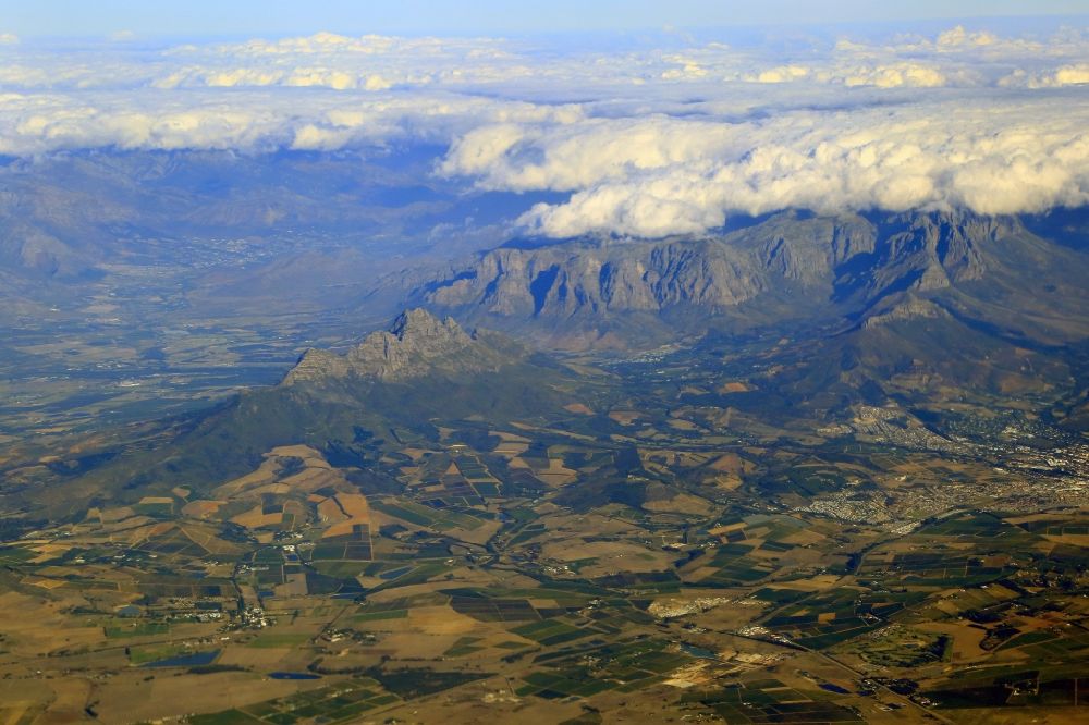 Stellenbosch von oben - Landschaft und Weinbaugebiet Cape Winelands um Stellenbosch in Westkap, Südafrika