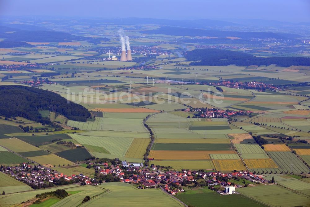 Heyen / Grohnde von oben - Landschaftsansicht des Wesertals mit Heyen im Vordergrund und dem Kernkraftwerk Grohnde im Hintergrund im Bundesland Niedersachsen