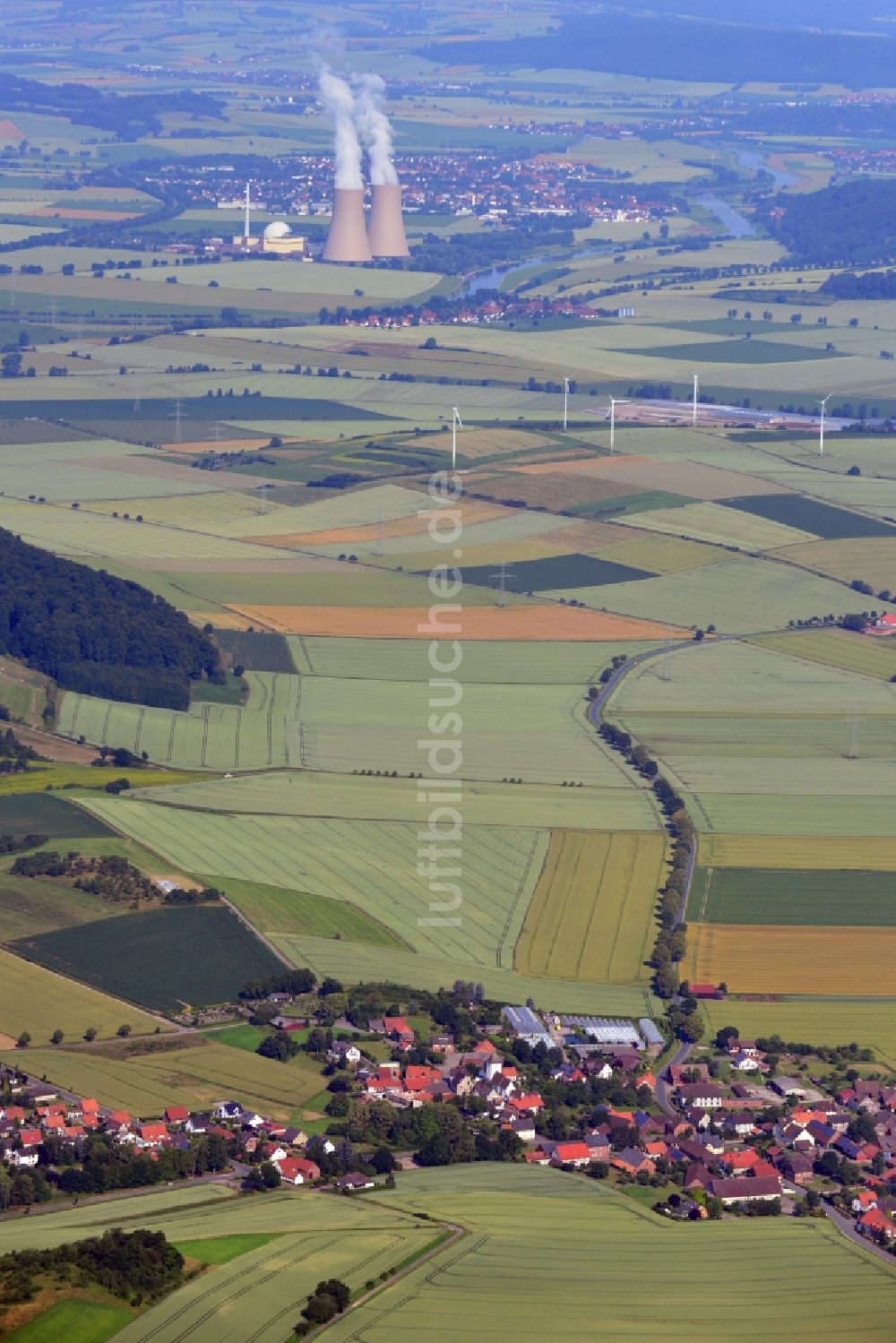 Heyen / Grohnde aus der Vogelperspektive: Landschaftsansicht des Wesertals mit Heyen im Vordergrund und dem Kernkraftwerk Grohnde im Hintergrund im Bundesland Niedersachsen