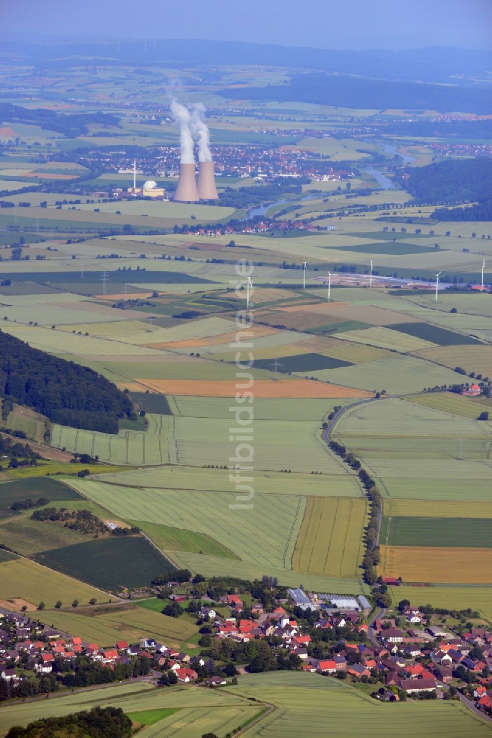 Luftbild Heyen / Grohnde - Landschaftsansicht des Wesertals mit Heyen im Vordergrund und dem Kernkraftwerk Grohnde im Hintergrund im Bundesland Niedersachsen