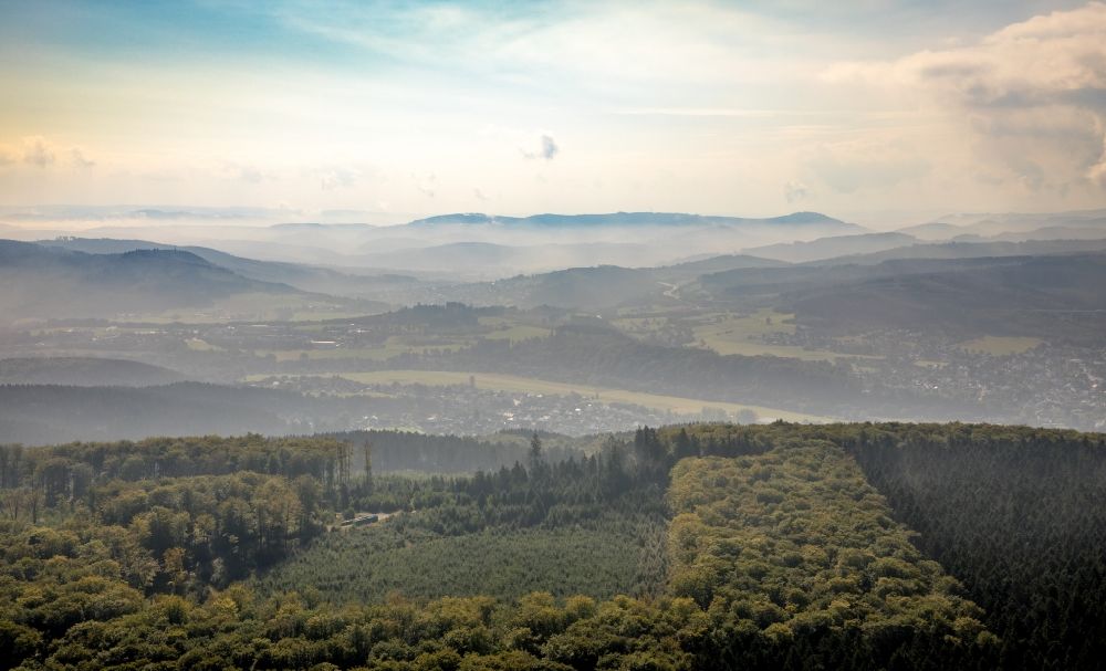 Luftaufnahme Arnsberg - Landschaftsausblick über ein Waldgebiet mit Blick auf Arnsberg im Bundesland Nordrhein-Westfalen, Deutschland