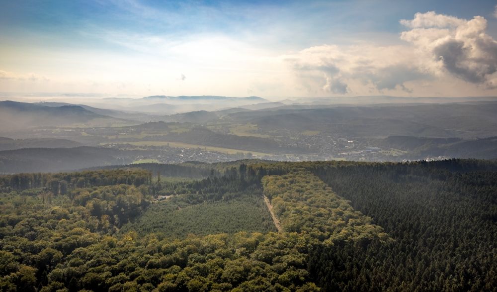Arnsberg von oben - Landschaftsausblick über ein Waldgebiet mit Blick auf Arnsberg im Bundesland Nordrhein-Westfalen, Deutschland