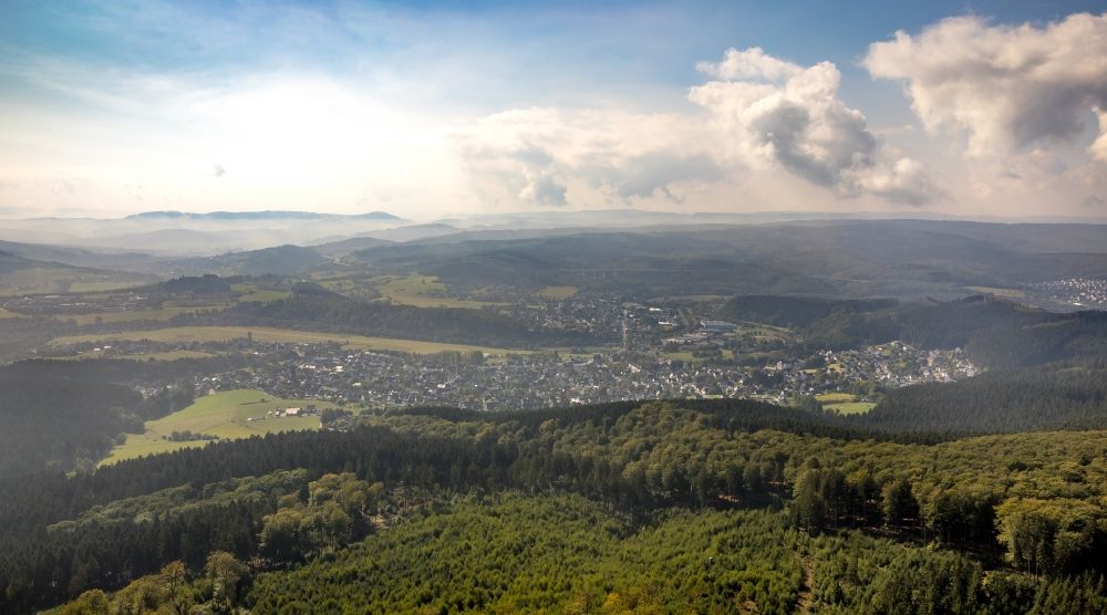 Arnsberg aus der Vogelperspektive: Landschaftsausblick über ein Waldgebiet mit Blick auf Arnsberg im Bundesland Nordrhein-Westfalen, Deutschland