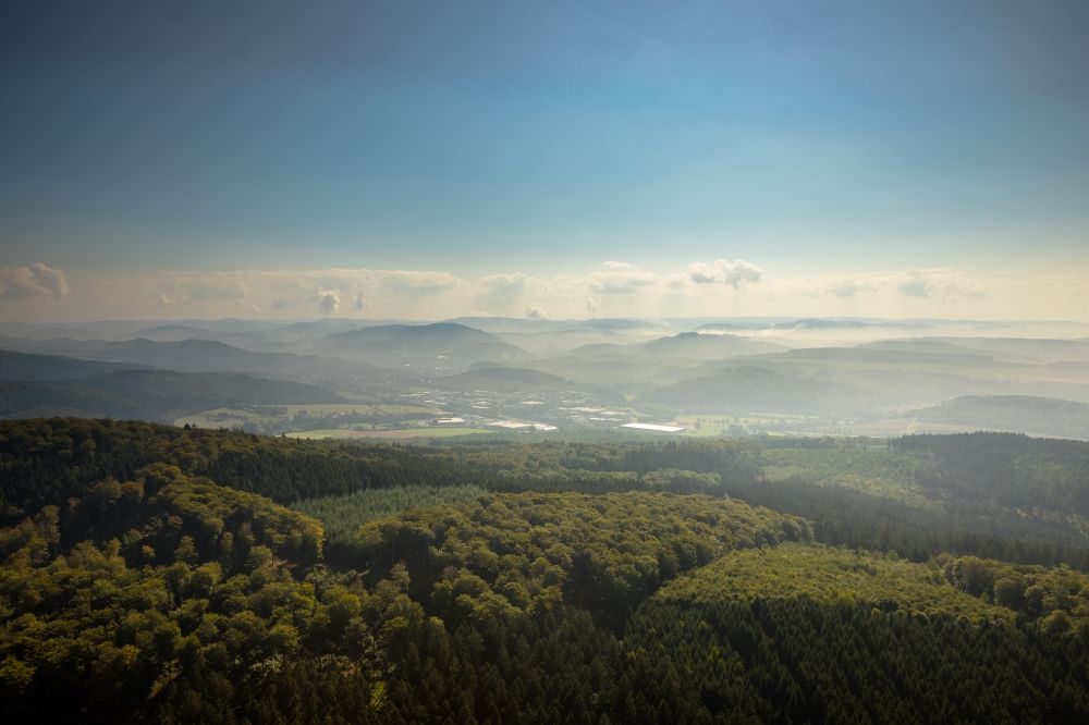 Luftaufnahme Enste - Landschaftsausblick über ein Waldgebiet mit Blick auf Enste im Bundesland Nordrhein-Westfalen, Deutschland