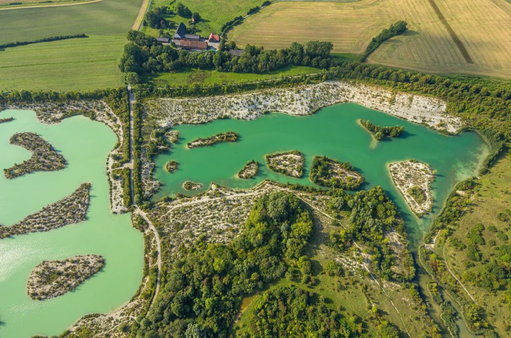Beckum aus der Vogelperspektive: Landschaftsschutzgebiet Dyckerhoffsee - Blaue Lagune in Beckum im Bundesland Nordrhein-Westfalen, Deutschland