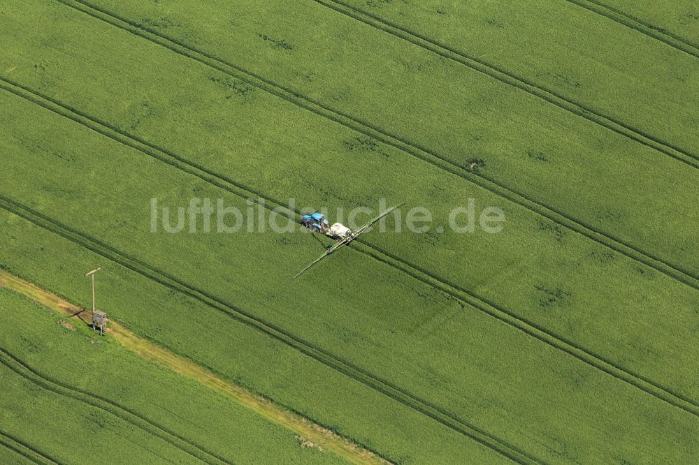 Luftbild Sömmerda - Landtechnik im Einsatz auf einem Feld bei Sömmerda im Bundesland Thüringen
