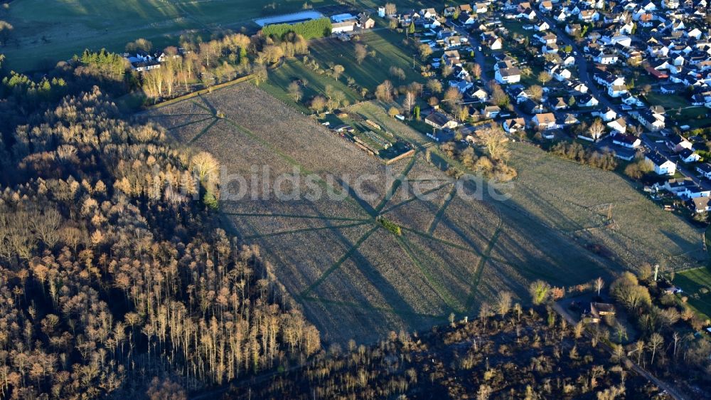 Bruchhausen aus der Vogelperspektive: Landwirtschaftlich genutzte Fläche mit Bejagungsschneisen im Bundesland Rheinland-Pfalz, Deutschland