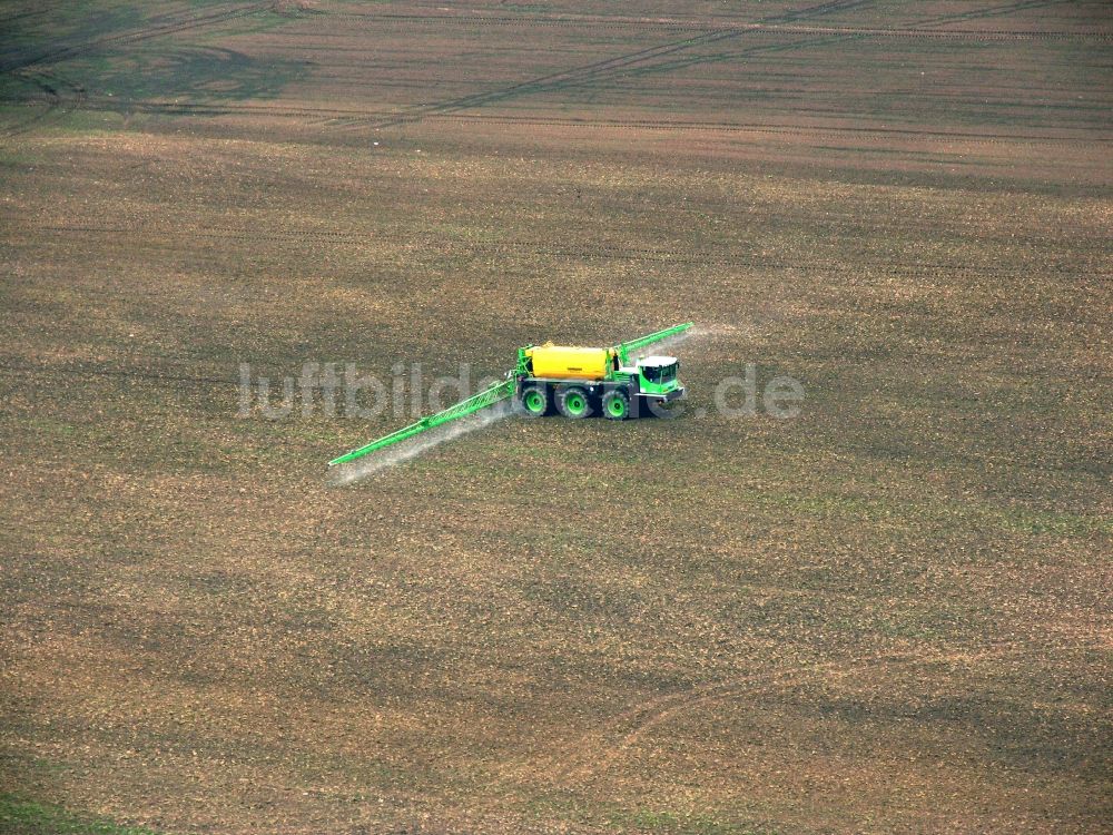Luftaufnahme Alkersleben - Landwirtschaftliche Arbeiten auf einem Getreidefeld bei Alkersleben im Bundesland Thüringen