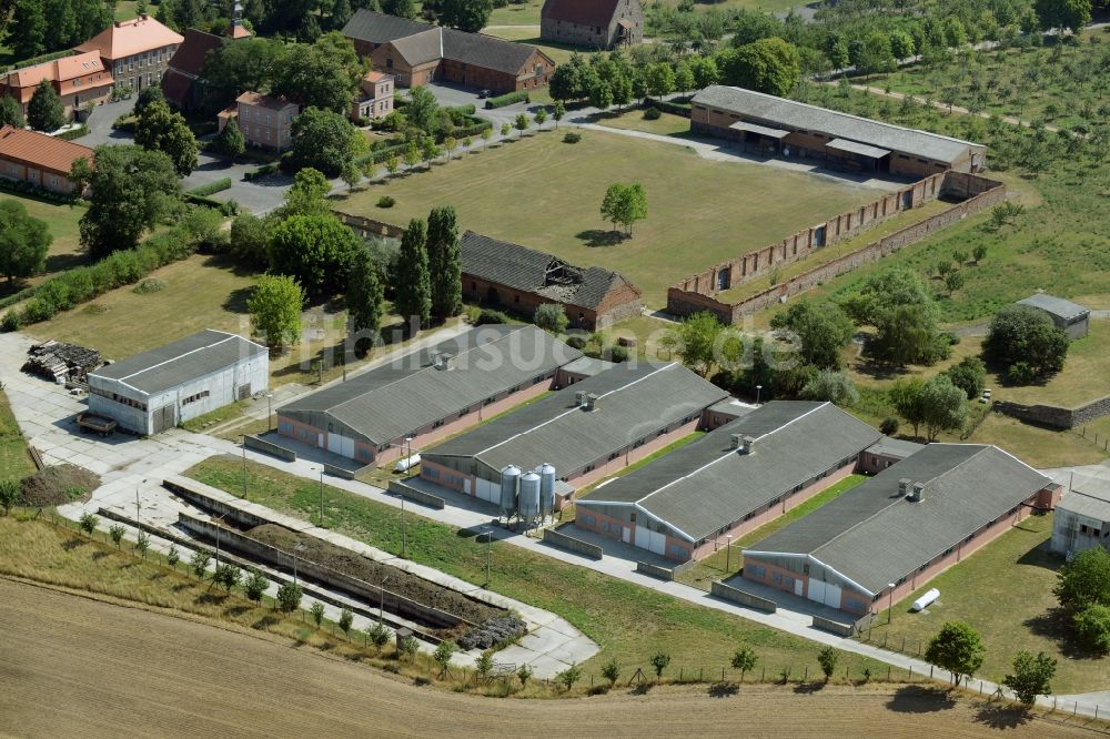 Lietzen von oben - Landwirtschaftliche Gebäude auf einem Betriebsgelände der Komturei in Lietzen im Bundesland Brandenburg