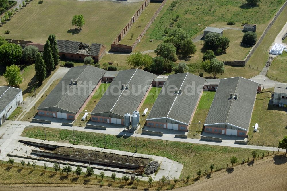 Lietzen aus der Vogelperspektive: Landwirtschaftliche Gebäude auf einem Betriebsgelände der Komturei in Lietzen im Bundesland Brandenburg