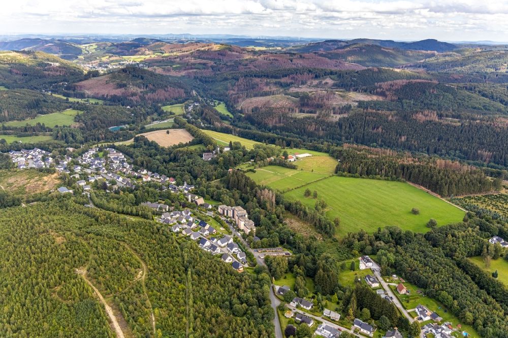Luftbild Brilon - Landwirtschaftliche Nutzflächen, Feldgrenzen und Dorfkern im Ortsteil Gudenhagen in Brilon im Bundesland Nordrhein-Westfalen, Deutschland