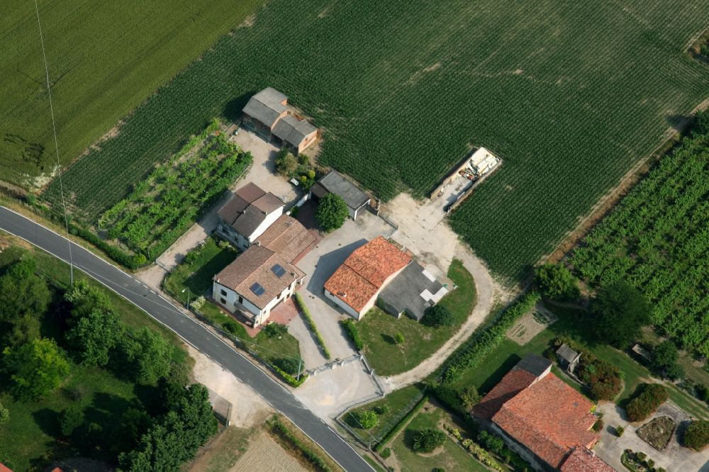 Luftbild Minerbe - Landwirtschaftliches Gehöft mit Scheunen- Gebäude am Rande von Feldern in Minerbe in Venetien, Italien