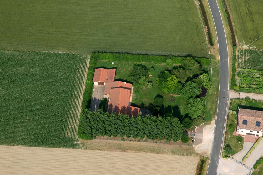 Orti aus der Vogelperspektive: Landwirtschaftliches Gehöft mit Scheunen- Gebäude am Rande von Feldern in Minerbe in Venetien, Italien