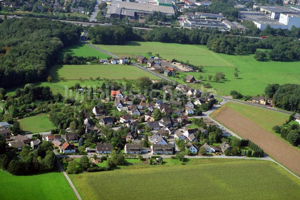 Langenfeld OT Feldhausen aus der Vogelperspektive: Langenfeld Ortsteil Feldhausen im Bundesland Nordrhein-Westfalen