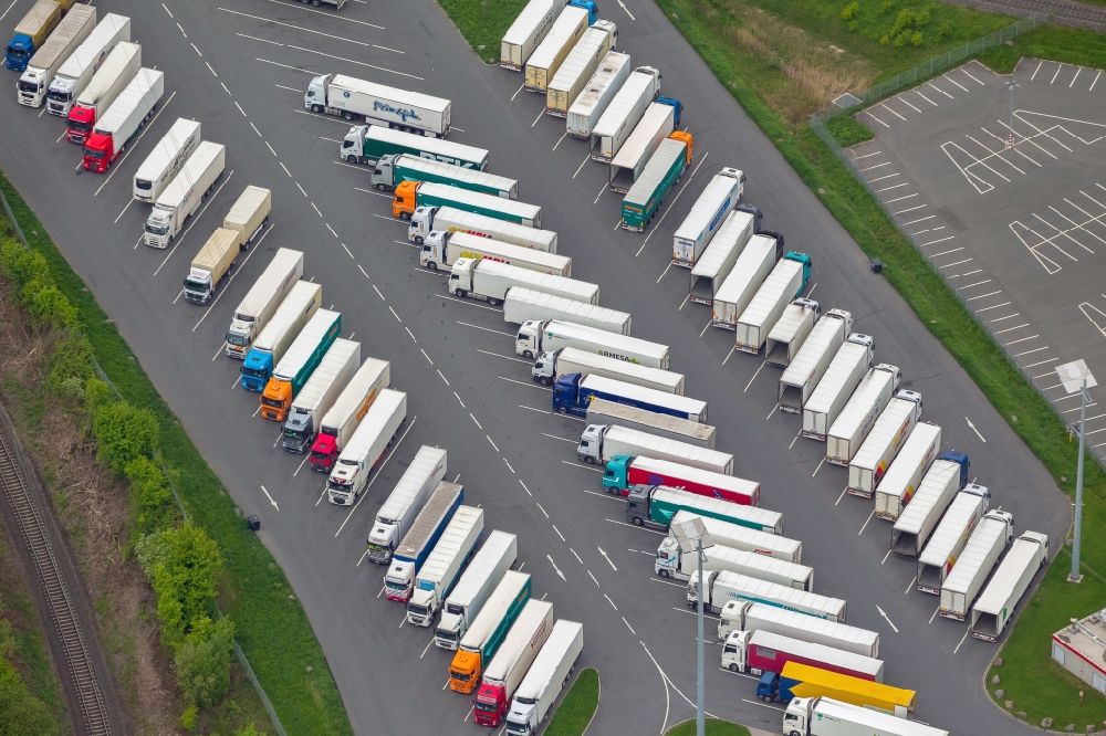 Luftaufnahme Dortmund - Lastwagen auf dem Parkplatz der Kaufland Logistik im Stadtbezirk Eving in Dortmund im Bundesland Nordrhein-Westfalen