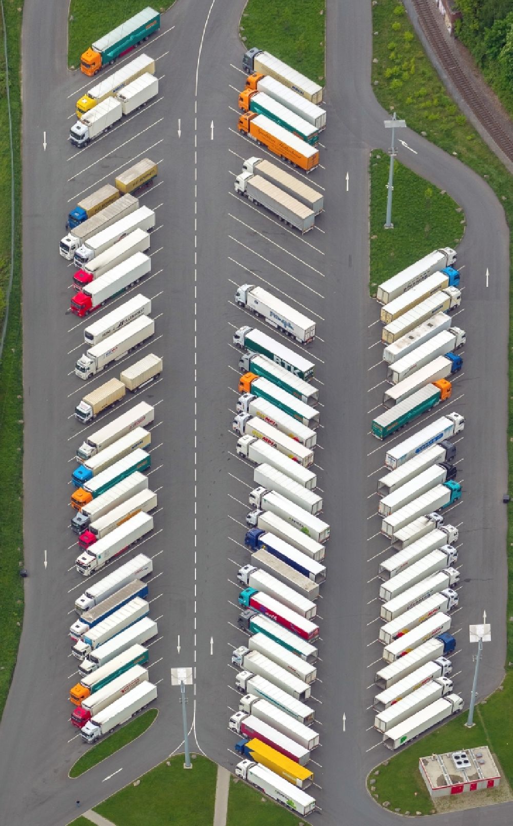Dortmund von oben - Lastwagen auf dem Parkplatz der Kaufland Logistik im Stadtbezirk Eving in Dortmund im Bundesland Nordrhein-Westfalen