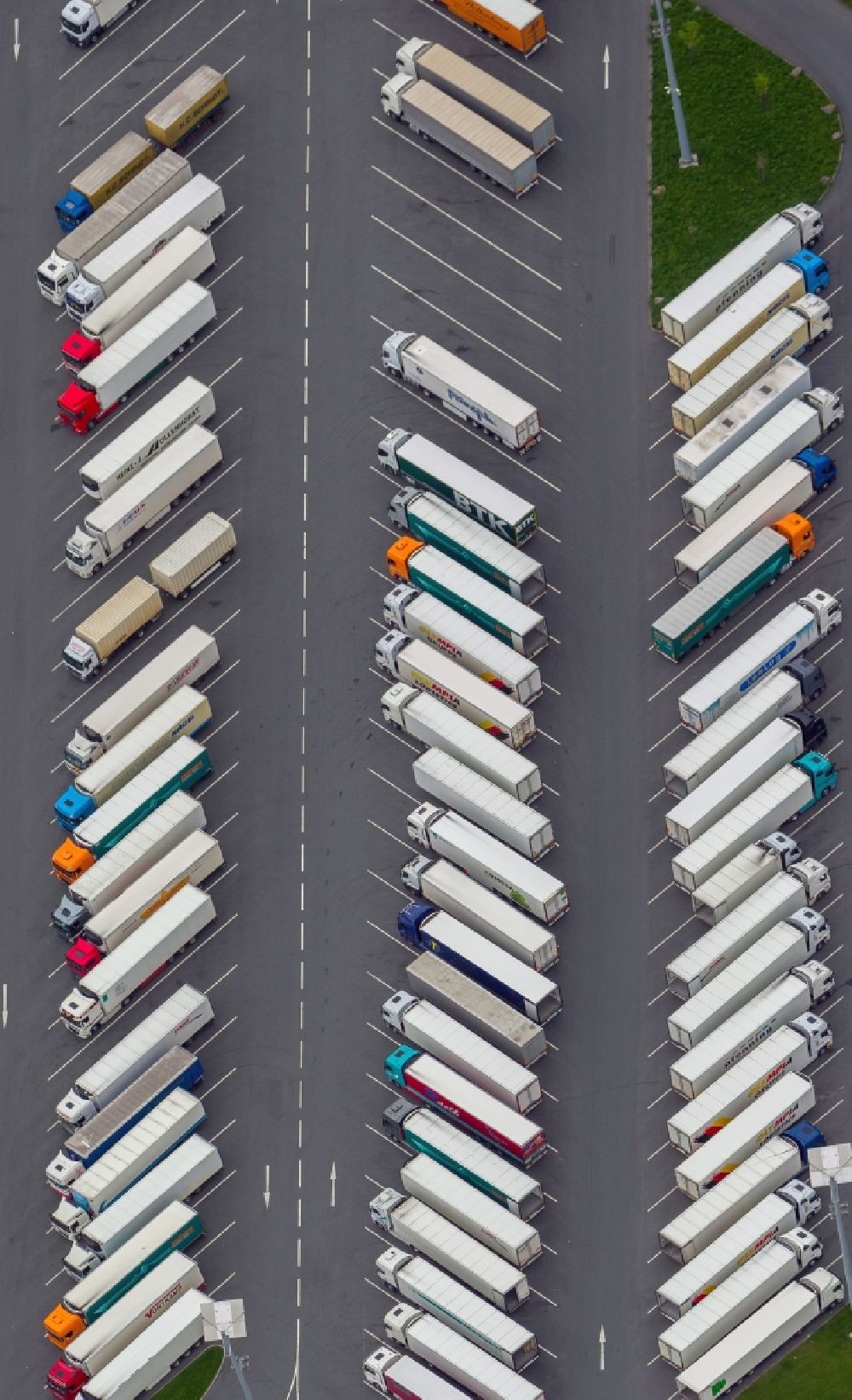 Luftbild Dortmund - Lastwagen auf dem Parkplatz der Kaufland Logistik im Stadtbezirk Eving in Dortmund im Bundesland Nordrhein-Westfalen