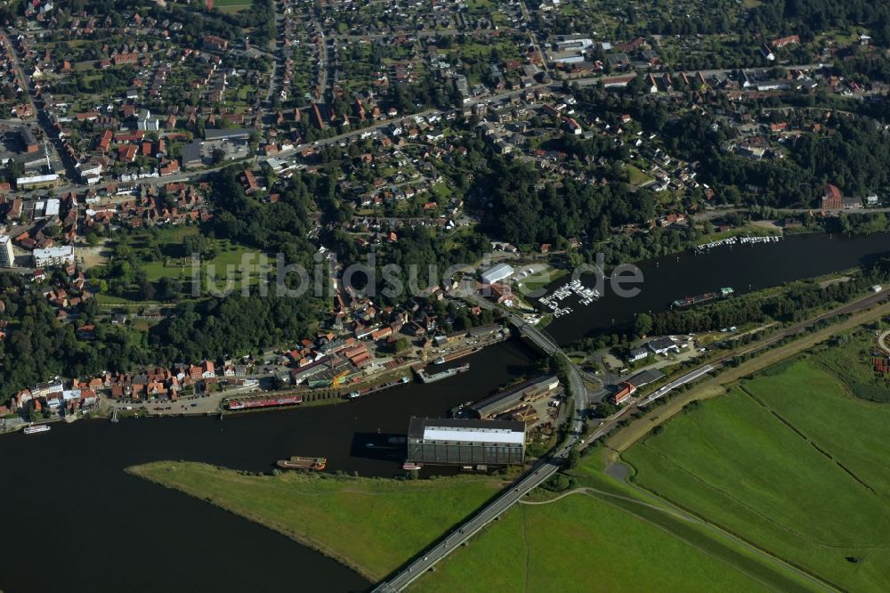 Luftaufnahme Lauenburg Elbe - Lauenburg Binnenhafen mit Schiffswerft am Ufer der Elbe im Bundesland Schleswig-Holstein
