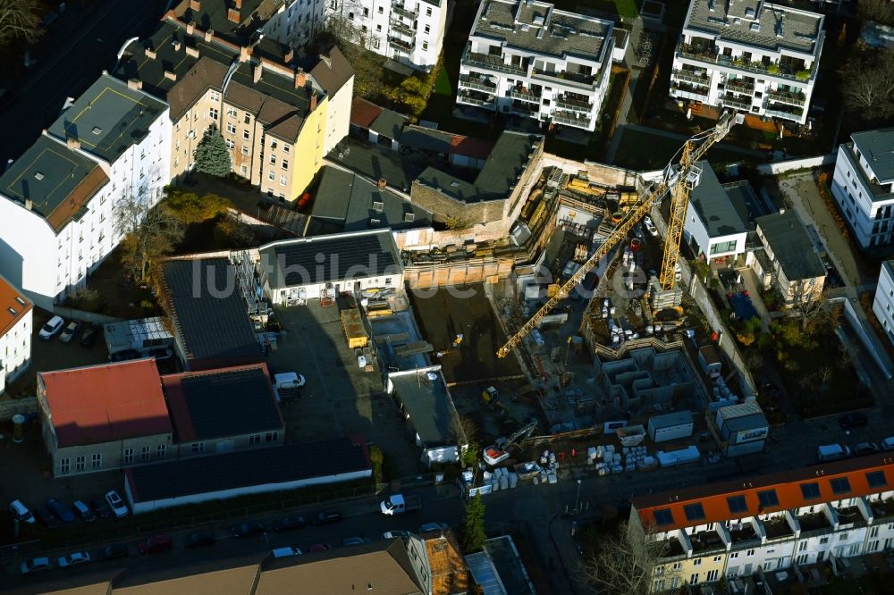 Luftaufnahme Berlin - Lückenbebauung entlang der Mehrfamilienhaus- Wohnhaus- Siedlung am Berkenbrücker Steig im Ortsteil Hohenschönhausen in Berlin, Deutschland