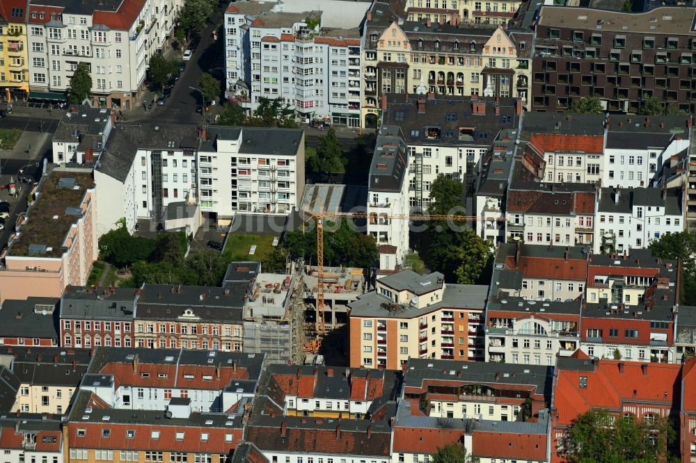 Luftaufnahme Berlin - Lückenbebauung entlang der Mehrfamilienhaus- Wohnhaus- Siedlung an der Feurigstraße im Ortsteil Schöneberg in Berlin, Deutschland