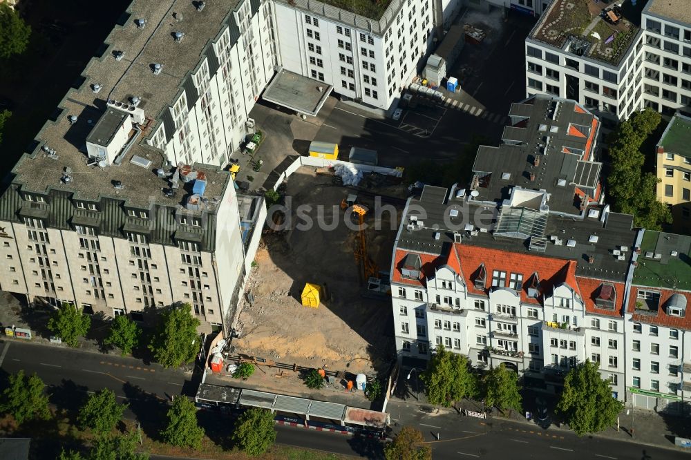 Luftaufnahme Berlin - Lückenbebauung entlang der Mehrfamilienhaus- Wohnhaus- Siedlung Fiftysix im Ortsteil Charlottenburg in Berlin, Deutschland