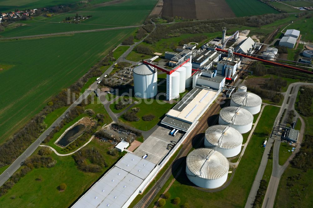 Könnern aus der Vogelperspektive: Lebensmittel- Hersteller und Zuckerfabrik in Könnern im Bundesland Sachsen-Anhalt, Deutschland