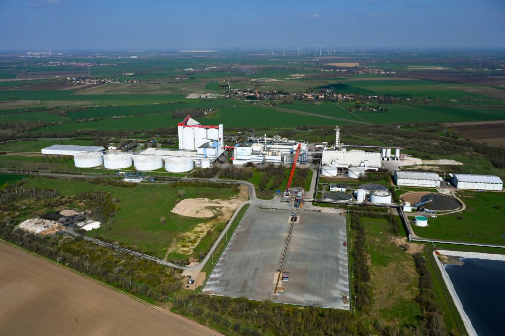 Könnern von oben - Lebensmittel- Hersteller und Zuckerfabrik in Könnern im Bundesland Sachsen-Anhalt, Deutschland