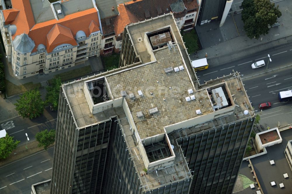 Berlin aus der Vogelperspektive: Leer stehendes Hochhaus Steglitzer Kreisel in Berlin- Steglitz
