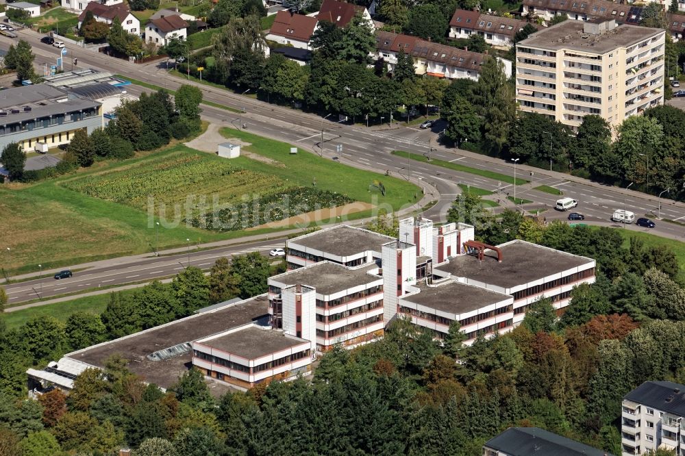 Neuried aus der Vogelperspektive: Leerstehend, verfallendes Gebäude der ehemaligen Hettlage in Neuried im Bundesland Bayern
