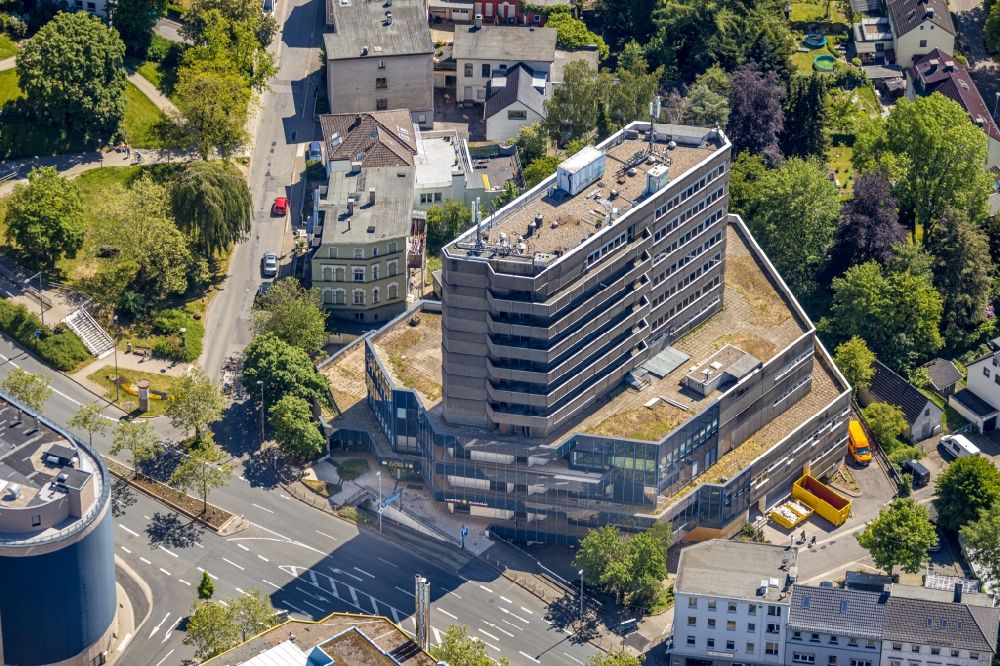 Luftaufnahme Lüdenscheid - Leerstehendes ehemaliges Kaufhaus- Gebäude des Sauerland Center an der Sauerfelder Straße in Lüdenscheid im Bundesland Nordrhein-Westfalen, Deutschland
