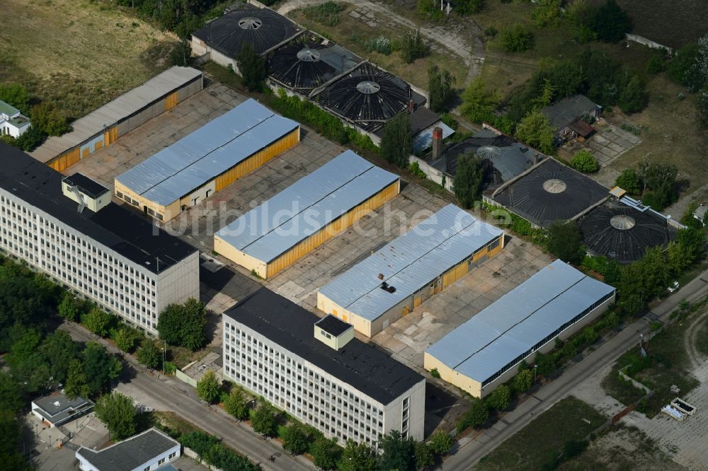 Luftbild Berlin - Leerstehendes, ungenutztes Gebäude der Garagenkomplexe Am Alten Flugplatz im Ortsteil Karlshorst in Berlin, Deutschland