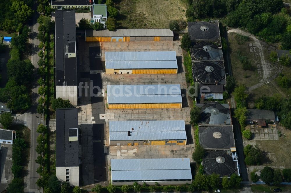 Luftaufnahme Berlin - Leerstehendes, ungenutztes Gebäude der Garagenkomplexe Am Alten Flugplatz im Ortsteil Karlshorst in Berlin, Deutschland