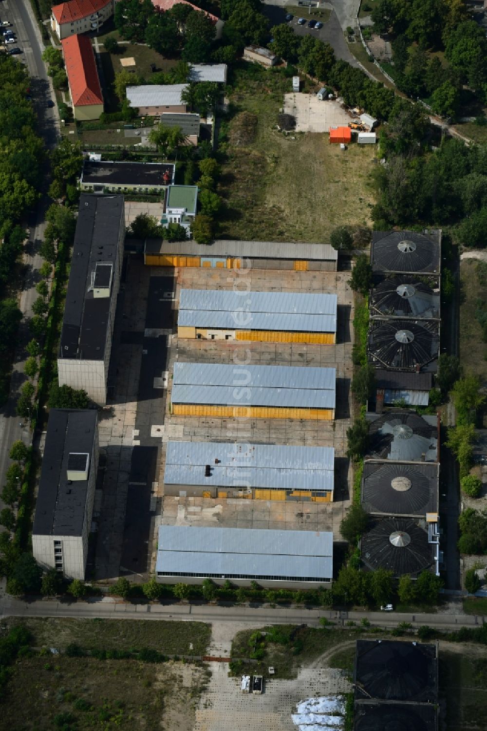 Berlin von oben - Leerstehendes, ungenutztes Gebäude der Garagenkomplexe Am Alten Flugplatz im Ortsteil Karlshorst in Berlin, Deutschland