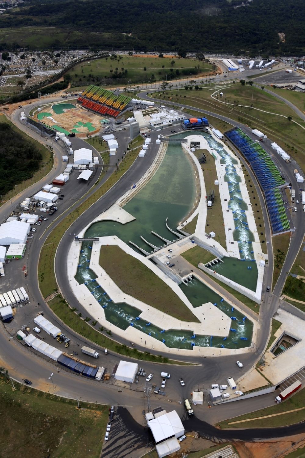 Luftaufnahme Rio de Janeiro - Leistungssport- Zentrum und Kanu- und Kajak- Wassersport- Rennstrecke am Deodoro Sports Complex in Rio de Janeiro in Brasilien