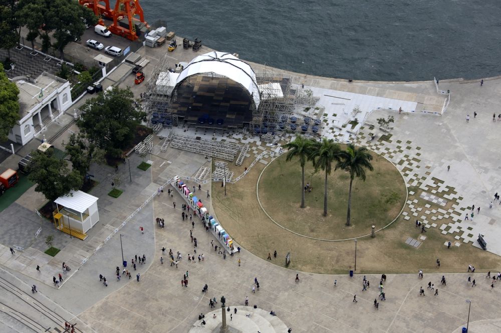 Rio de Janeiro aus der Vogelperspektive: Letzte Olympiade - Vorbeireitungs- Baustellen an der Copacabana in Rio de Janeiro in Brasilien