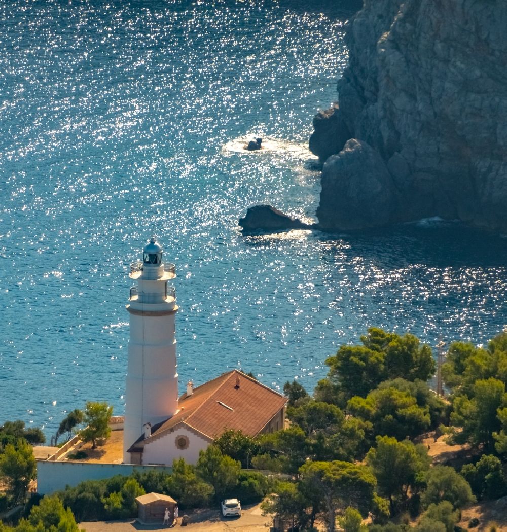 Luftaufnahme Soller - Leuchtturm als historisches Seefahrtszeichen Far del Cap Gros in Soller in Balearische Insel Mallorca, Spanien