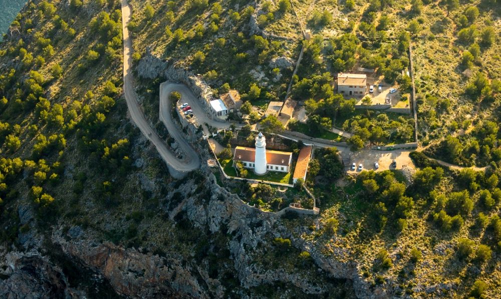 Luftaufnahme Soller - Leuchtturm als historisches Seefahrtszeichen Far del Cap Gros in Soller auf der balearischen Mittelmeerinsel Mallorca, Spanien
