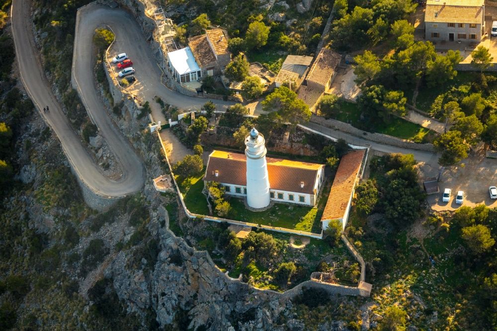 Soller von oben - Leuchtturm als historisches Seefahrtszeichen Far del Cap Gros in Soller auf der balearischen Mittelmeerinsel Mallorca, Spanien