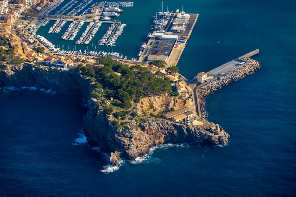 Soller aus der Vogelperspektive: Leuchtturm als historisches Seefahrtszeichen im Küstenbereich Balearen-Meer in Soller auf der balearischen Mittelmeerinsel Mallorca, Spanien