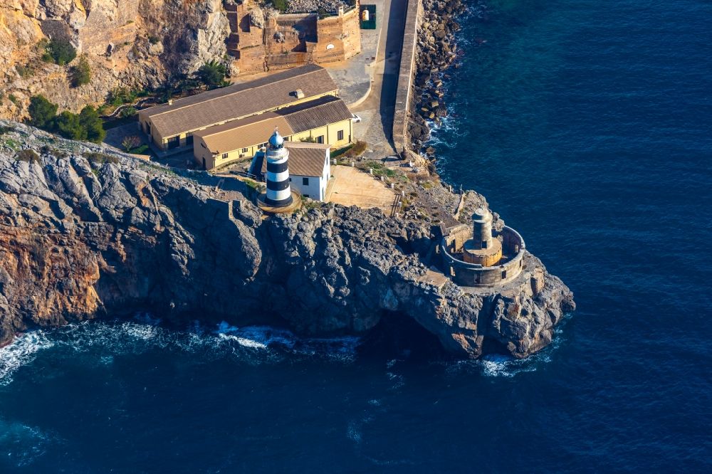 Luftbild Soller - Leuchtturm als historisches Seefahrtszeichen im Küstenbereich Balearen-Meer in Soller auf der balearischen Mittelmeerinsel Mallorca, Spanien