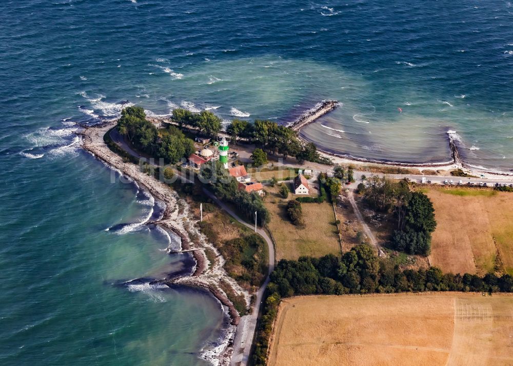 Strande aus der Vogelperspektive: Leuchtturm als historisches Seefahrtszeichen im Küstenbereich Bülk in Strande im Bundesland Schleswig-Holstein, Deutschland