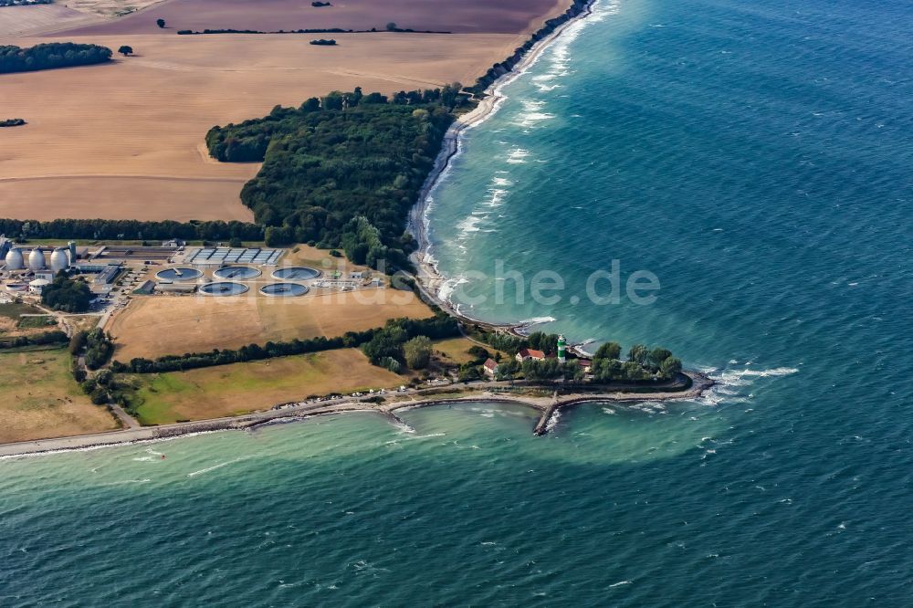 Luftaufnahme Strande - Leuchtturm als historisches Seefahrtszeichen im Küstenbereich Bülk in Strande im Bundesland Schleswig-Holstein, Deutschland