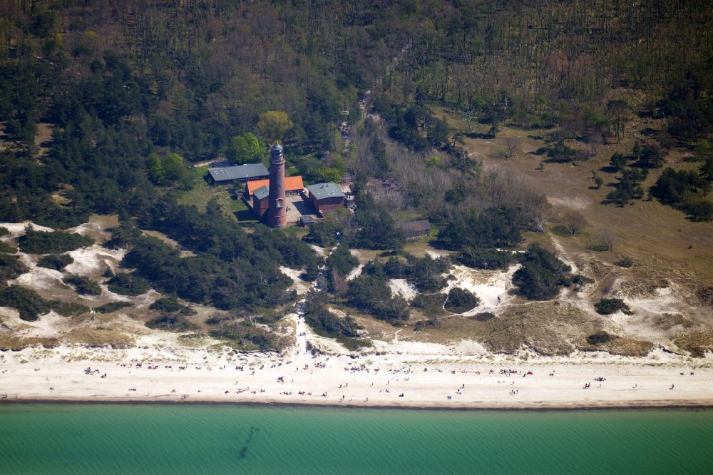Luftbild Born am Darß - Leuchtturm als historisches Seefahrtszeichen im Küstenbereich deser Ostsee im Ortsteil Darsser Ort in Born am Darß im Bundesland Mecklenburg-Vorpommern