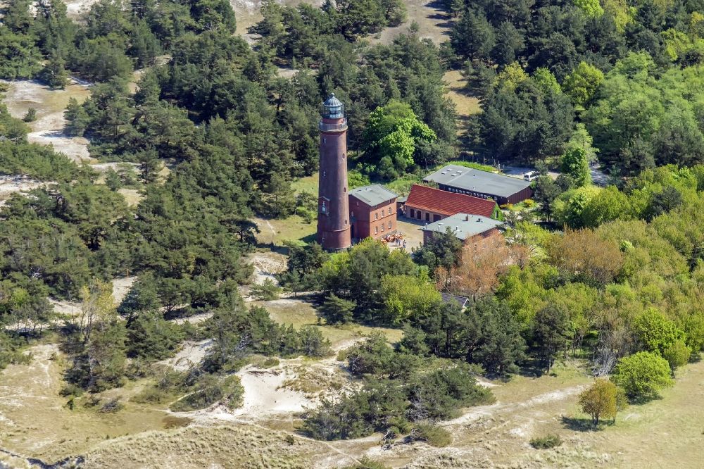 Luftaufnahme Born am Darß - Leuchtturm als historisches Seefahrtszeichen im Küstenbereich deser Ostsee im Ortsteil Darsser Ort in Born am Darß im Bundesland Mecklenburg-Vorpommern