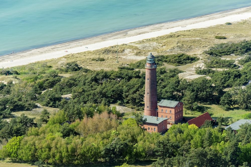 Born am Darß von oben - Leuchtturm als historisches Seefahrtszeichen im Küstenbereich deser Ostsee im Ortsteil Darsser Ort in Born am Darß im Bundesland Mecklenburg-Vorpommern