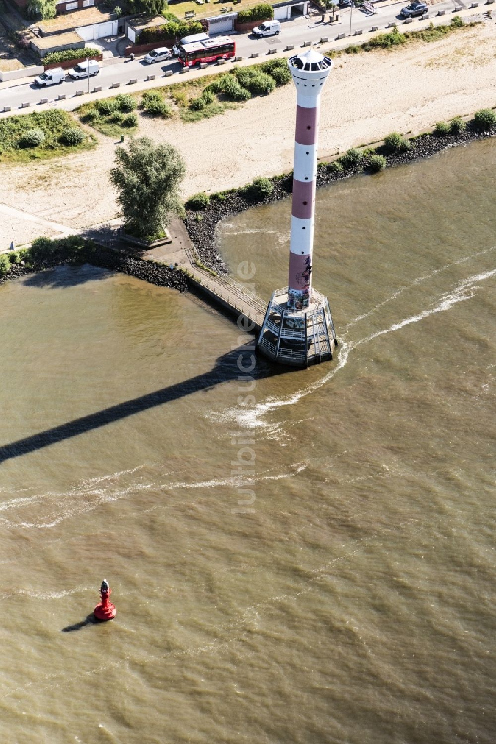 Luftaufnahme Hamburg - Leuchtturm als historisches Seefahrtszeichen im Küstenbereich der Elbe Leuchtturm Blankenese, Unterfeuer in Hamburg, Deutschland