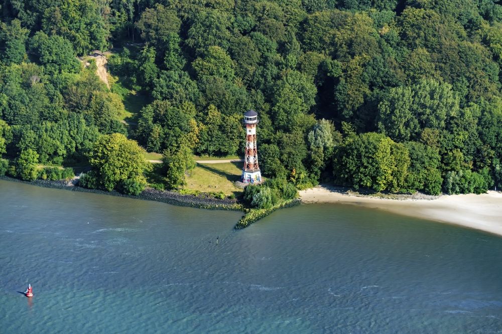 Luftbild Hamburg - Leuchtturm als historisches Seefahrtszeichen im Küstenbereich der Elbe Rissen Unterfeuer Seezeichen in Hamburg, Deutschland