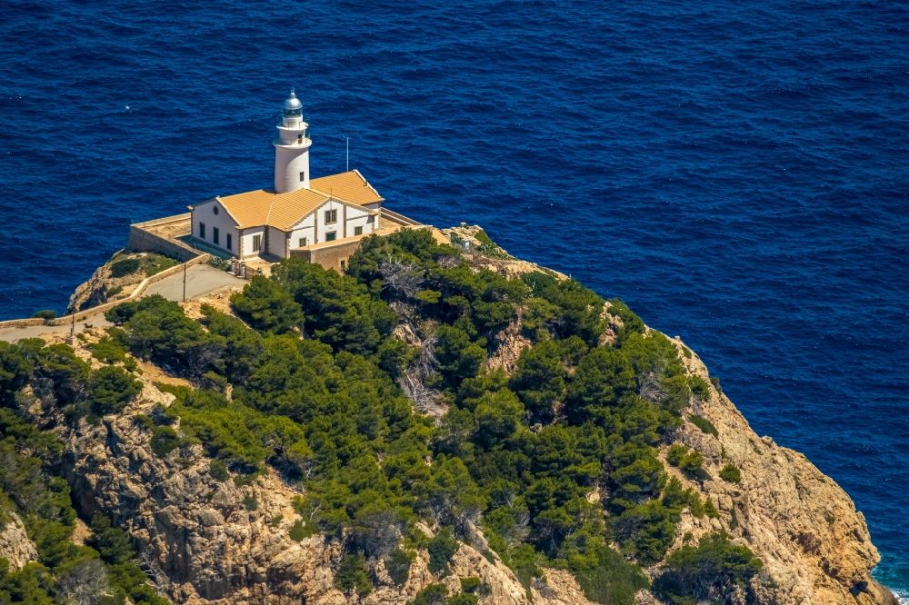 Luftbild Capdepera - Leuchtturm als historisches Seefahrtszeichen im Küstenbereich Faro de Capdepera an der Carrer de sa Comassa in Capdepera in Balearische Insel Mallorca, Spanien